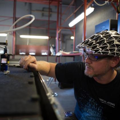 Matthew Gardiner wearing the ORI*vertex hat while operating the Niwashi printer that created it