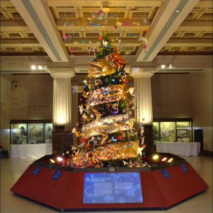 Origami Holiday Tree at the Museum of Natural history. 10,000 sheets of paper