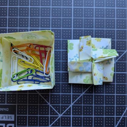 Top-down view of the little wastebin in both wastebin and packet modes.